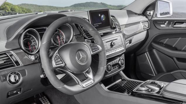 Acabamento dentro da cabine é em fibra de carbono | <a href="https://quatrorodas.abril.com.br/noticias/saloes/detroit-2015/mercedes-amg-gle63-s-coupe-revelada-oficialmente-detroit-824420.shtml" rel="migration">Leia mais</a> Acabamento dentro da cabine é em fibra de carbono | <a href="https://quatrorodas.abril.com.br/noticias/saloes/detroit-2015/mercedes-amg-gle63-s-coupe-revelada-oficialmente-detroit-824420.shtml" rel="migration">Leia mais</a>