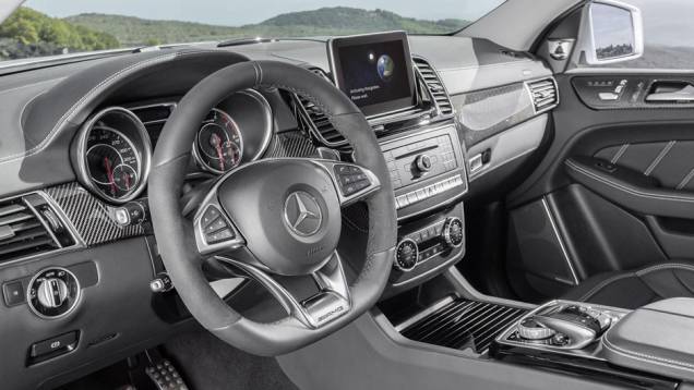 Acabamento dentro da cabine é em fibra de carbono | <a href="https://quatrorodas.abril.com.br/noticias/saloes/detroit-2015/mercedes-amg-gle63-s-coupe-revelada-oficialmente-detroit-824420.shtml" rel="migration">Leia mais</a>