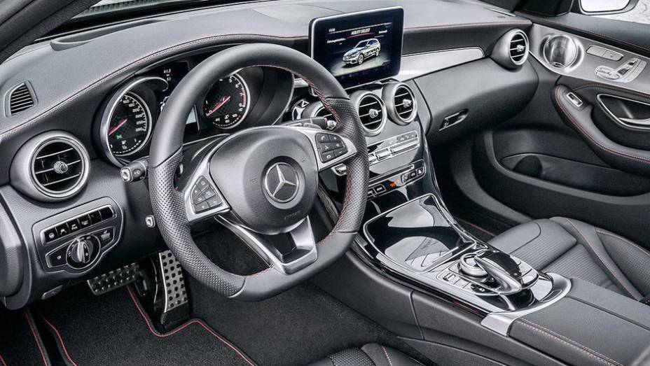 Acabamento interno é luxuoso e com pegada esportiva como o volante com base achatada | <a href="https://quatrorodas.abril.com.br/noticias/saloes/detroit-2015/mercedes-c450-amg-sport-oficializada-tem-367-cavalos-824384.shtml" rel="migration">Leia mais</a>