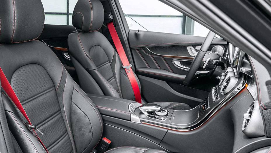 Bancos são esportivos e o cinto de segurança vem na cor vermelha | <a href="https://quatrorodas.abril.com.br/noticias/saloes/detroit-2015/mercedes-c450-amg-sport-oficializada-tem-367-cavalos-824384.shtml" rel="migration">Leia mais</a>