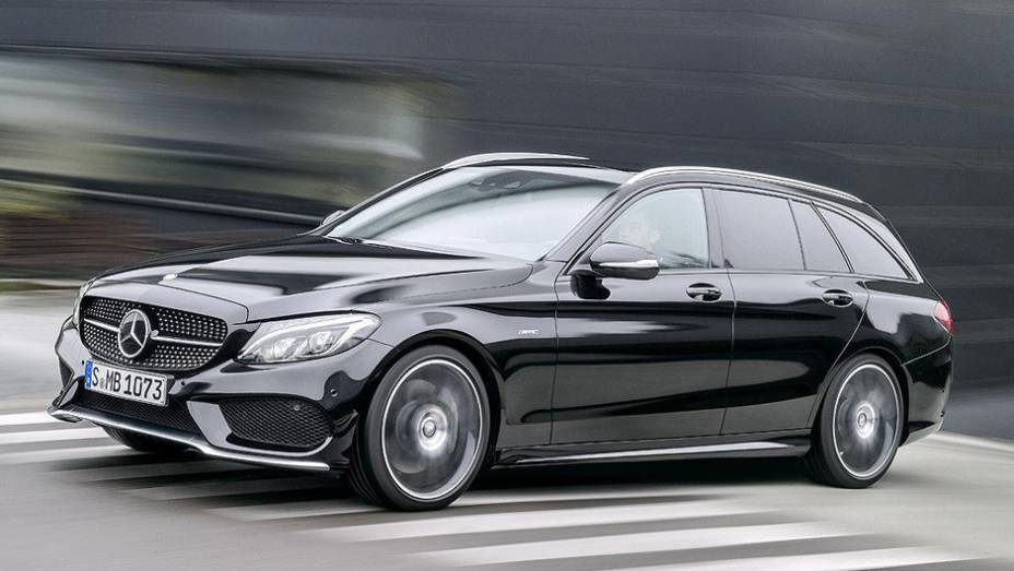 Além do sedã, também estará disponível a versão perua | <a href="https://quatrorodas.abril.com.br/noticias/saloes/detroit-2015/mercedes-c450-amg-sport-oficializada-tem-367-cavalos-824384.shtml" rel="migration">Leia mais</a>