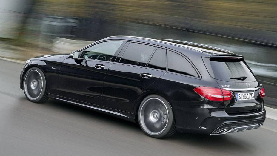 Sedã acelera de 0 até 100 km/h em 4,9s e a perua em 5s | <a href="https://quatrorodas.abril.com.br/noticias/saloes/detroit-2015/mercedes-c450-amg-sport-oficializada-tem-367-cavalos-824384.shtml" rel="migration">Leia mais</a>