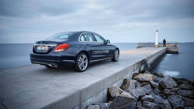 Sedã atinge 100 km/h em 5,9 segundos. Já a perua é 0.3 segundo mais lenta | <a href="https://quatrorodas.abril.com.br/noticias/saloes/detroit-2015/mercedes-mostra-c350-plug-in-hybrid-824600.shtml" rel="migration">Leia mais</a> Sedã atinge 100 km/h em 5,9 segundos. Já a perua é 0.3 segundo mais lenta | <a href="https://quatrorodas.abril.com.br/noticias/saloes/detroit-2015/mercedes-mostra-c350-plug-in-hybrid-824600.shtml" rel="migration">Leia mais</a>