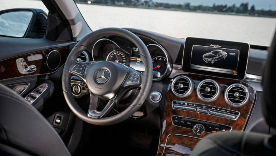 Cabine conta com volante multifuncional, console revestido em madeira e sistema multimídia | <a href="https://quatrorodas.abril.com.br/noticias/saloes/detroit-2015/mercedes-mostra-c350-plug-in-hybrid-824600.shtml" rel="migration">Leia mais</a>