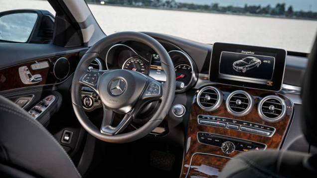 Cabine conta com volante multifuncional, console revestido em madeira e sistema multimídia | <a href="https://quatrorodas.abril.com.br/noticias/saloes/detroit-2015/mercedes-mostra-c350-plug-in-hybrid-824600.shtml" rel="migration">Leia mais</a> Cabine conta com volante multifuncional, console revestido em madeira e sistema multimídia | <a href="https://quatrorodas.abril.com.br/noticias/saloes/detroit-2015/mercedes-mostra-c350-plug-in-hybrid-824600.shtml" rel="migration">Leia mais</a>