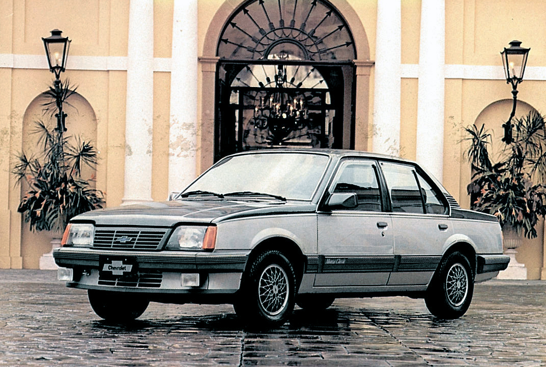 Chevrolet Monza Classic modelo 1986, ano em que o carro foi líder de vendas