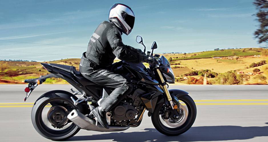 Voc&ecirc; n&atilde;o vai acreditar, mas a CB 1000R &eacute; bem melhor na cidade que a irm&atilde;zinha Hornet 600