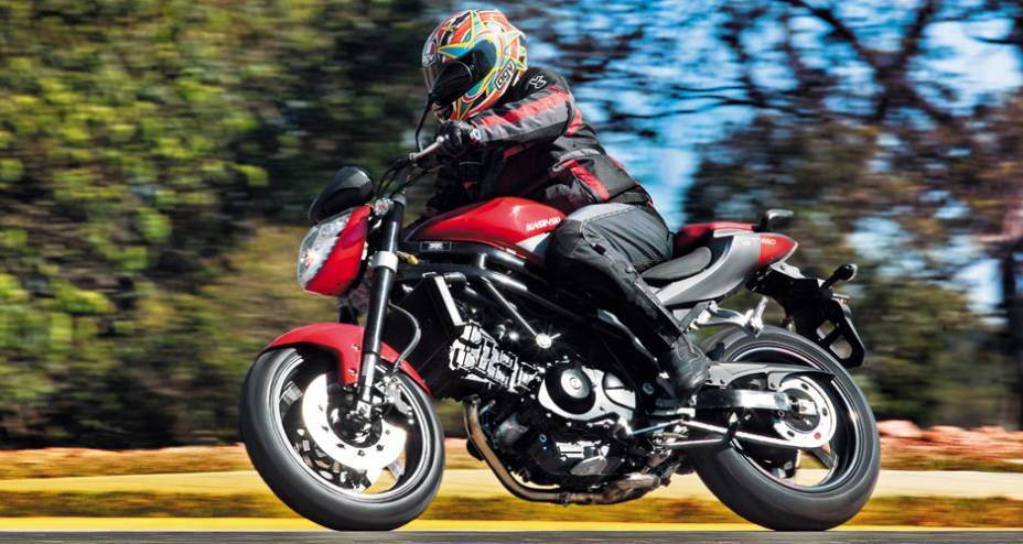 A coreana Hyosung GT650 fica mais à vontade desnuda