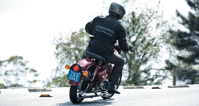 Em curvas mais fortes, o pedal de freio chega a raspar o asfalto Em curvas mais fortes, o pedal de freio chega a raspar o asfalto