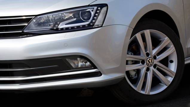 Lanternas ganharam novo formato, que inclui luzes de iluminação diurna em LED - <a href="https://quatrorodas.abril.com.br/noticias/fabricantes/vw-lanca-novos-jetta-touareg-840644.shtml" rel="migration">Leia mais</a>