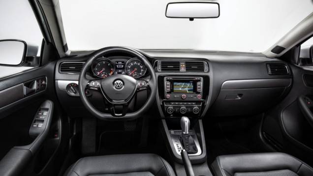 Interior sóbrio e elegante, quase igual ao do Golf - <a href="https://quatrorodas.abril.com.br/noticias/fabricantes/vw-lanca-novos-jetta-touareg-840644.shtml" rel="migration">Leia mais</a>