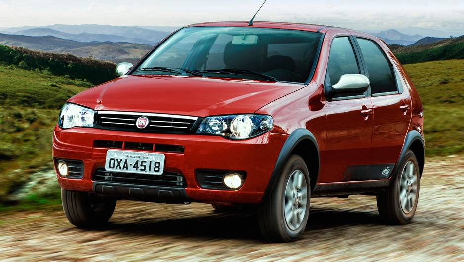Farol com m&aacute;scara negra e detalhes prateados mudam um pouco a cara do carro | <a href="https://quatrorodas.abril.com.br/noticias/fabricantes/fiat-lanca-palio-fire-way-r-27-860-782048.shtml" rel="migration">Leia mais</a>
