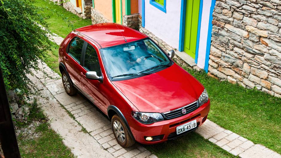 Apliques de pl&aacute;stico nas caixas das rodas tentam passar um ar de aventureiro | <a href="https://quatrorodas.abril.com.br/noticias/fabricantes/fiat-lanca-palio-fire-way-r-27-860-782048.shtml" rel="migration">Leia mais</a>