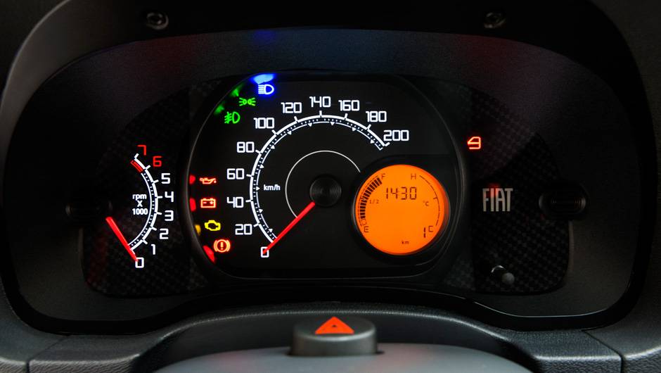 Painel de instrumentos &eacute; simples e apertado | <a href="https://quatrorodas.abril.com.br/noticias/fabricantes/fiat-lanca-palio-fire-way-r-27-860-782048.shtml" rel="migration">Leia mais</a>