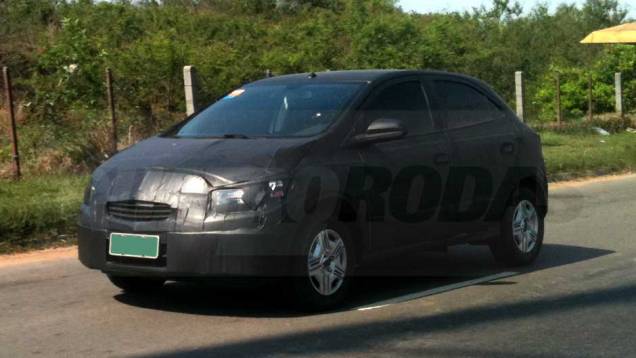 A versão básica, fotografada por Paulo Della Latte, terá calotas em vez de rodas de liga leve | <a href="https://quatrorodas.abril.com.br/noticias/segredo/vergonha-chevrolet-onix-desfila-pelas-ruas-699110.shtml" rel="migration">Leia mais</a>