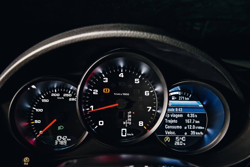 Conta-giros destacado e relógios analógicos: tradições da Porsche
