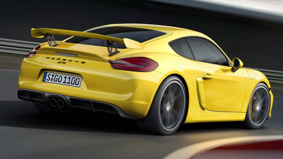 Destaque da versão é a grande asa traseira fixa | <a href="https://quatrorodas.abril.com.br/noticias/fabricantes/porsche-lanca-novo-cayman-gt4-832160.shtml" rel="migration">Leia mais</a>