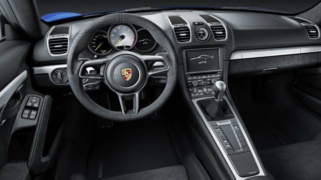 No interior conforto e segurança com bancos esportivos e acabamento em couro e Alcântara pela cabine | <a href="https://quatrorodas.abril.com.br/noticias/fabricantes/porsche-lanca-novo-cayman-gt4-832160.shtml" rel="migration">Leia mais</a>