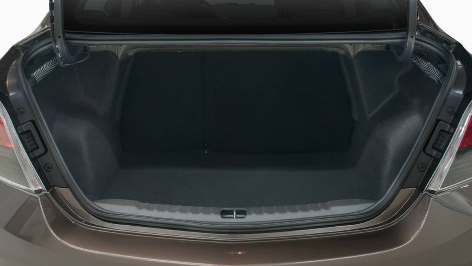 Porta-malas do novo Prisma comporta at&eacute; 500 litros | <a href="https://quatrorodas.abril.com.br/carros/lancamentos/novo-chevrolet-prisma-custa-partir-r-xx-xxx-733233.shtml" rel="migration">Leia mais</a>