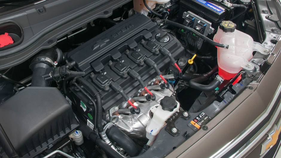 Motor 1.4 entrega 98 cv e 13 mkgf de for&ccedil;a quando abastecido com gasolina ou 106 cv e 13,9 mkgf de torque quando o combust&iacute;vel de origem vegetal ocupa o tanque de combust&iacute;vel | <a href="https://quatrorodas.abril.com.br/carros/lancamentos/novo-chevrolet-pris" rel="migration"></a>