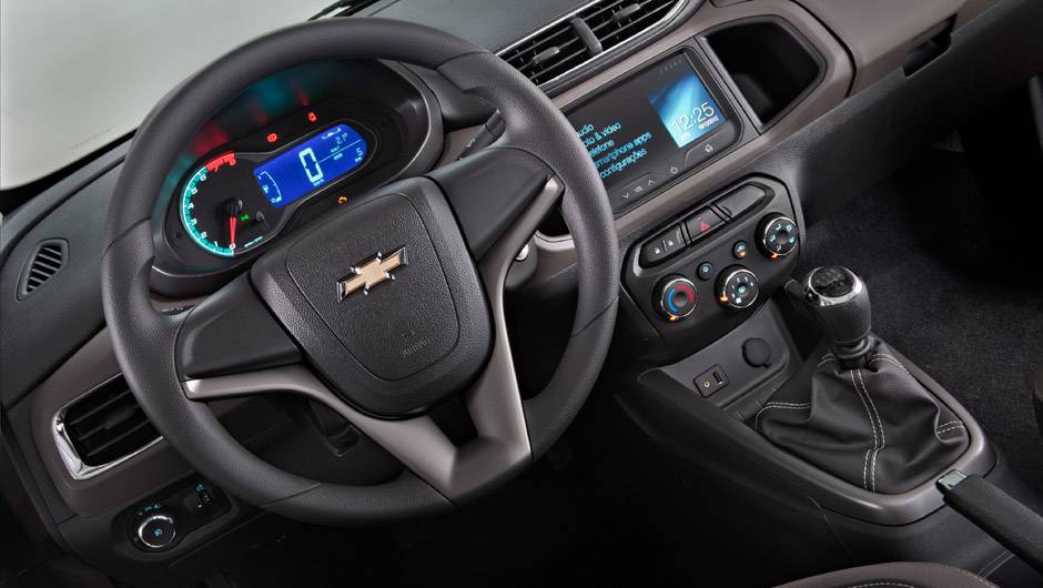Entre os itens opcionais est&atilde;o ar-condicionado, c&acirc;mera de r&eacute; para o sistema My Link, DVD de encosto de cabe&ccedil;a | <a href="https://quatrorodas.abril.com.br/carros/lancamentos/novo-chevrolet-prisma-custa-partir-r-xx-xxx-733233.shtml" rel="migration">Leia mais</a>