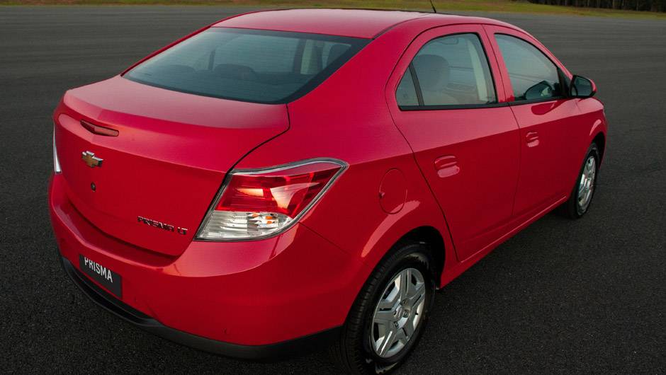 Vers&atilde;o b&aacute;sica do Prisma oferece de s&eacute;rie dire&ccedil;&atilde;o hidr&aacute;ulica, sensor de estacionamento, vidros el&eacute;tricos na dianteira, freios ABS com EBD e airbag duplo | <a href="https://quatrorodas.abril.com.br/carros/lancamentos/novo-chevrolet-prisma-custa-partir-r-xx-xx" rel="migration"></a>