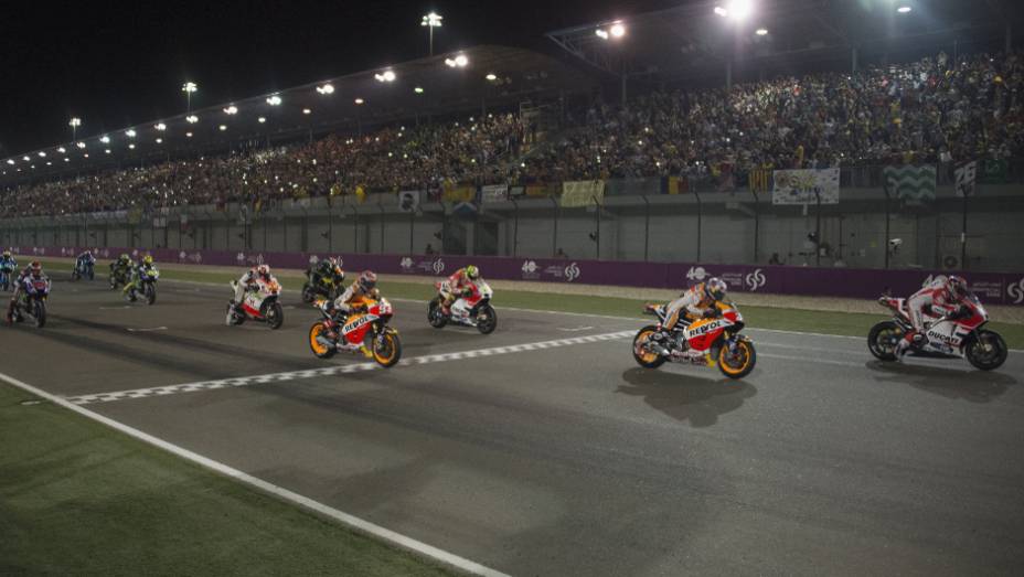 Confira o melhor da Moto GP 2015, etapa do Qatar | <a href="https://quatrorodas.abril.com.br/moto/noticias/rossi-show-fatura-moto-gp-qatar-852000.shtml" rel="migration">Leia mais</a>