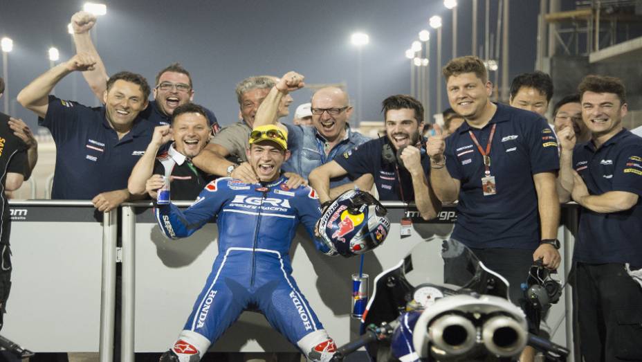 Confira o melhor da Moto GP 2015, etapa do Qatar | <a href="https://quatrorodas.abril.com.br/moto/noticias/rossi-show-fatura-moto-gp-qatar-852000.shtml" rel="migration">Leia mais</a>