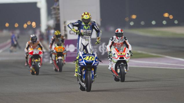 Confira o melhor da Moto GP 2015, etapa do Qatar | <a href="https://quatrorodas.abril.com.br/moto/noticias/rossi-show-fatura-moto-gp-qatar-852000.shtml" rel="migration">Leia mais</a>