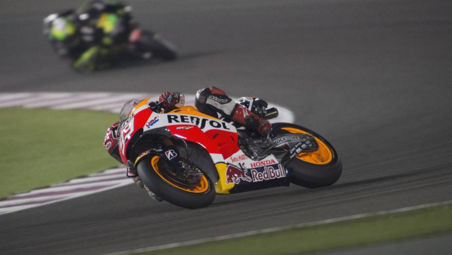 Confira o melhor da Moto GP 2015, etapa do Qatar | <a href="https://quatrorodas.abril.com.br/moto/noticias/rossi-show-fatura-moto-gp-qatar-852000.shtml" rel="migration">Leia mais</a>