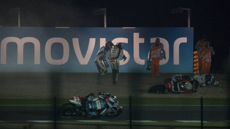 Confira o melhor da Moto GP 2015, etapa do Qatar | <a href="https://quatrorodas.abril.com.br/moto/noticias/rossi-show-fatura-moto-gp-qatar-852000.shtml" rel="migration">Leia mais</a>
