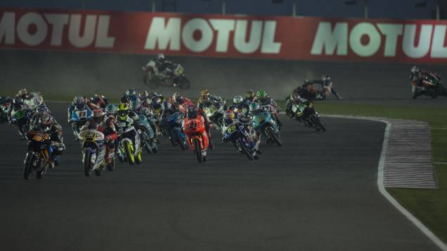 Confira o melhor da Moto GP 2015, etapa do Qatar | <a href="https://quatrorodas.abril.com.br/moto/noticias/rossi-show-fatura-moto-gp-qatar-852000.shtml" rel="migration">Leia mais</a>