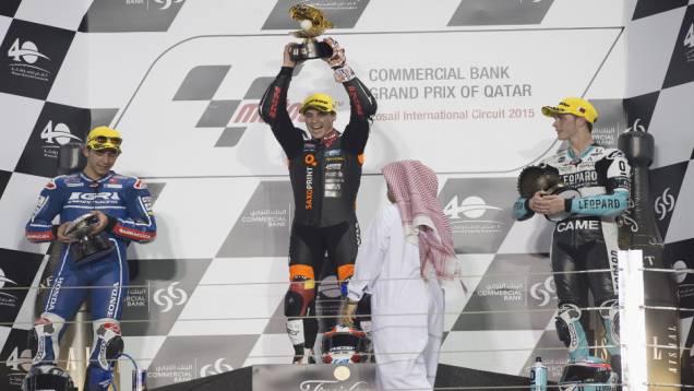 Confira o melhor da Moto GP 2015, etapa do Qatar | <a href="https://quatrorodas.abril.com.br/moto/noticias/rossi-show-fatura-moto-gp-qatar-852000.shtml" rel="migration">Leia mais</a> Confira o melhor da Moto GP 2015, etapa do Qatar | <a href="https://quatrorodas.abril.com.br/moto/noticias/rossi-show-fatura-moto-gp-qatar-852000.shtml" rel="migration">Leia mais</a>