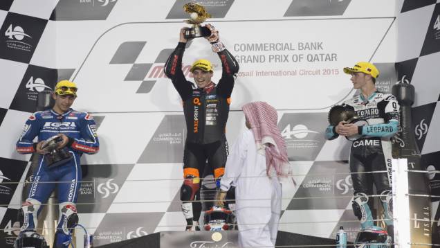 Confira o melhor da Moto GP 2015, etapa do Qatar | <a href="https://quatrorodas.abril.com.br/moto/noticias/rossi-show-fatura-moto-gp-qatar-852000.shtml" rel="migration">Leia mais</a>