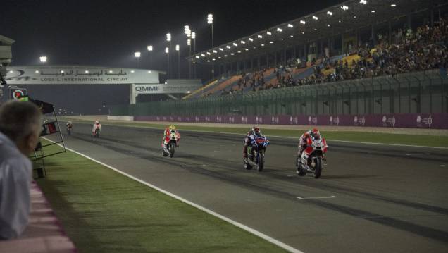 Confira o melhor da Moto GP 2015, etapa do Qatar | <a href="https://quatrorodas.abril.com.br/moto/noticias/rossi-show-fatura-moto-gp-qatar-852000.shtml" rel="migration">Leia mais</a>