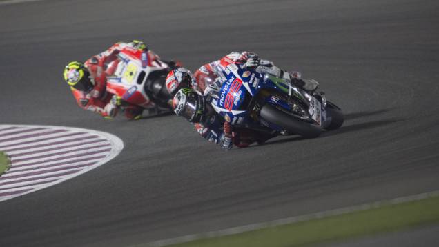 Confira o melhor da Moto GP 2015, etapa do Qatar | <a href="https://quatrorodas.abril.com.br/moto/noticias/rossi-show-fatura-moto-gp-qatar-852000.shtml" rel="migration">Leia mais</a>