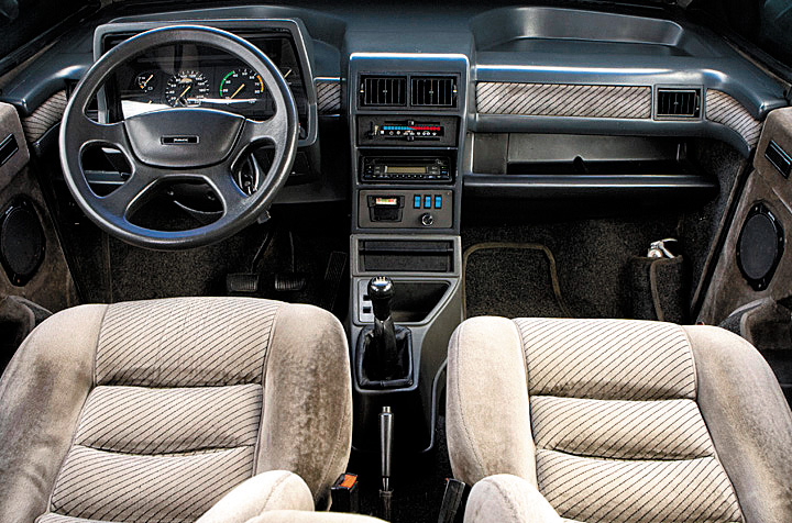 Grancar Futura O painel e o console central vinham dos modelos da Ford