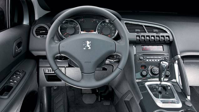 Interior de boa ergonomia, mas há peças de outros modelos Interior de boa ergonomia, mas há peças de outros modelos