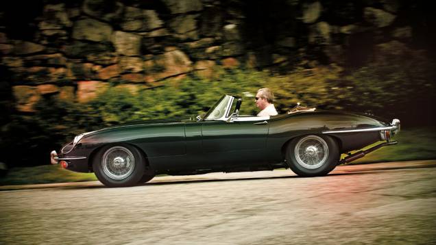 O motorista pilota junto ao eixo traseiro, tendo o longo capô abrindo caminho. O E-Type pode acelerar até a velocidade máxima de 240 km/h O motorista pilota junto ao eixo traseiro, tendo o longo capô abrindo caminho. O E-Type pode acelerar até a velocidade máxima de 240 km/h