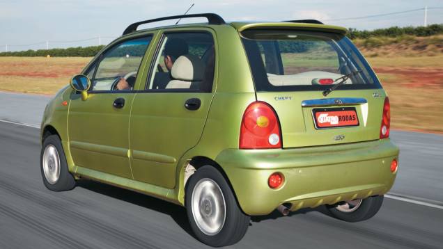 Lanternas e maçanetas lembram as do nosso primeiro Corsa, de 1994. Rodas serão de aço, com calotas Lanternas e maçanetas lembram as do nosso primeiro Corsa, de 1994. Rodas serão de aço, com calotas