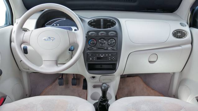 A versão definitiva terá interior com revestimento cinza. A parte central do painel continuará mais escura A versão definitiva terá interior com revestimento cinza. A parte central do painel continuará mais escura