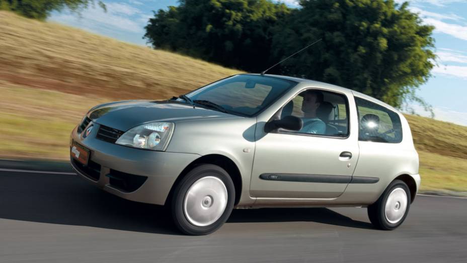 Estilo europeu dos anos 90: o Clio pode se despedir do Brasil em 2012