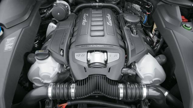 Motor V8 respira com auxílio de aparelhos: dois turbos
