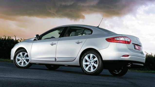 Com estilo original, o Fluence tem um friso largo aplicado na base das portas Com estilo original, o Fluence tem um friso largo aplicado na base das portas