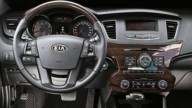 Interior é bem acabado e traz todos os comandos à mão Interior é bem acabado e traz todos os comandos à mão