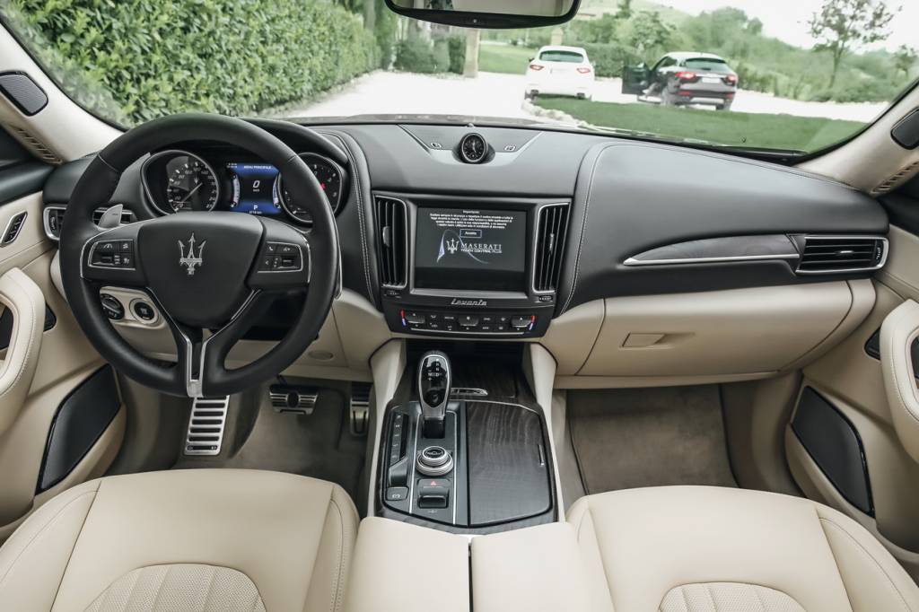 Maserati Levante O acabamento interior é valorizado pelas molduras cromadas de alumínio