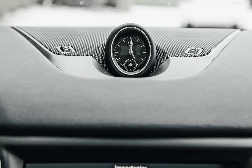 Maserati Levante Relógio analógico no topo do painel é tradicional na marca