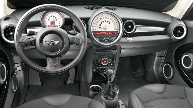O cockpit envolve o motorista e garante boa visibilidade O cockpit envolve o motorista e garante boa visibilidade