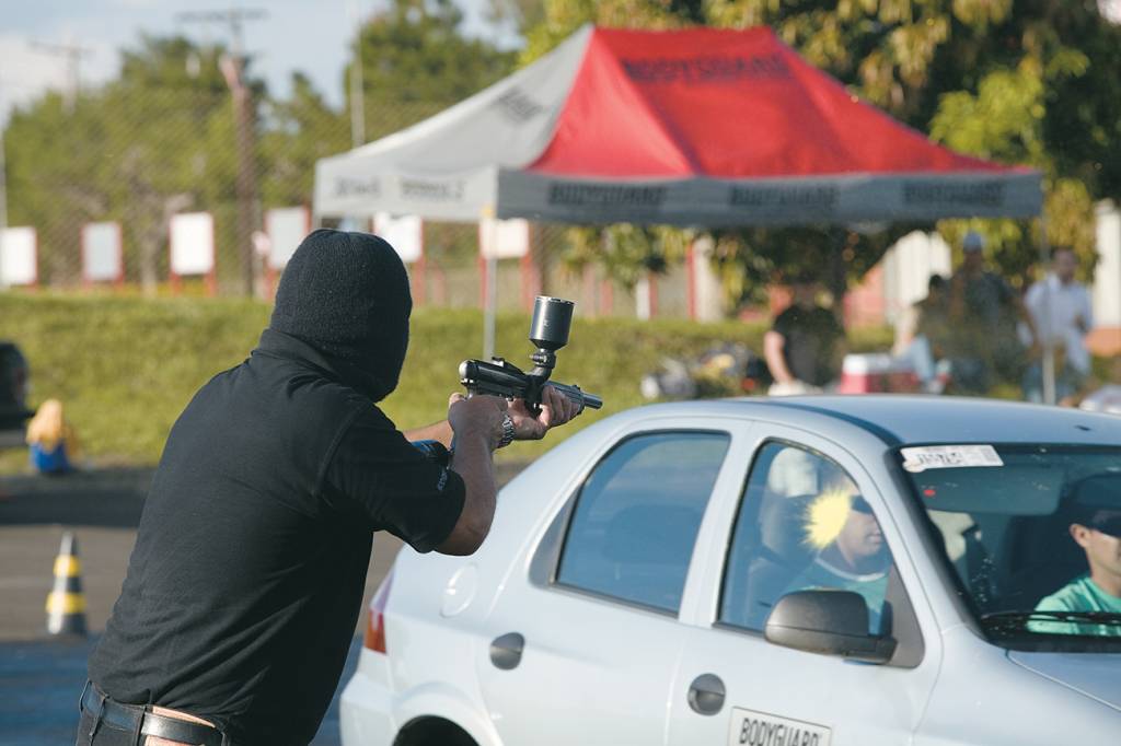 Os tiros de paintball simulam o stress de ser alvejado na rua