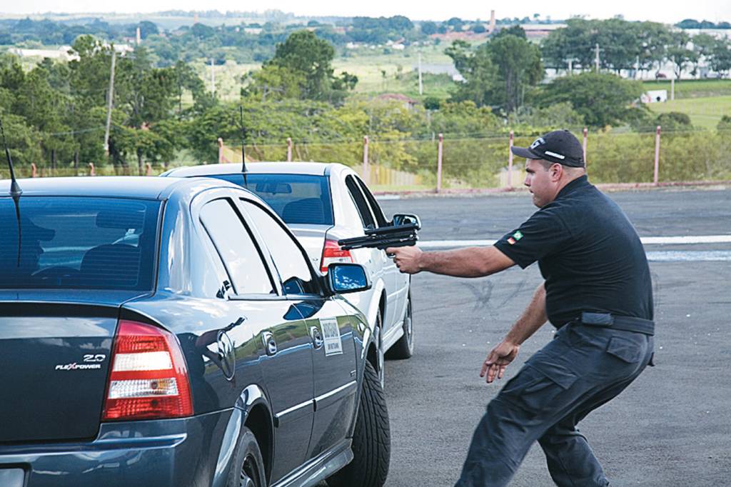 No curso, o motorista deve se habituar a reagir com uma arma apontada